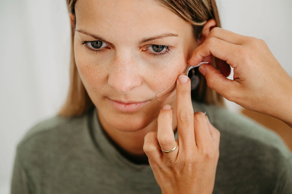 Ingrid Fankhauser legt manuell Hand am Kopf einer Patientin an