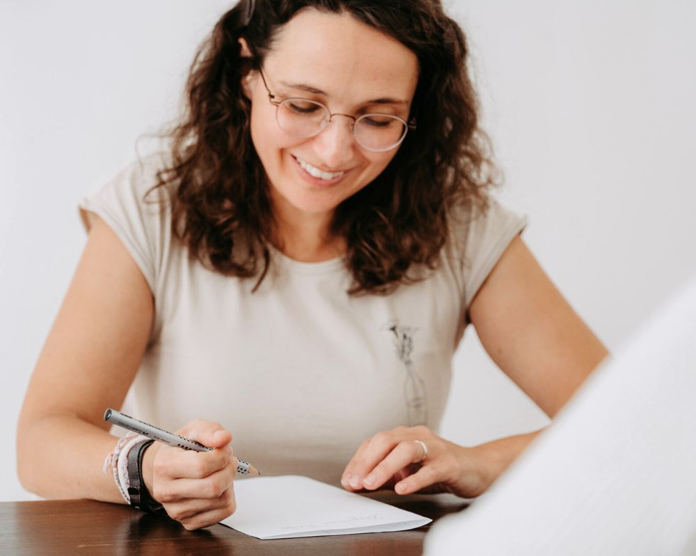Logopädin Fankhauser beim Gespräch mit Patientin. Sie lächelt freundlich.