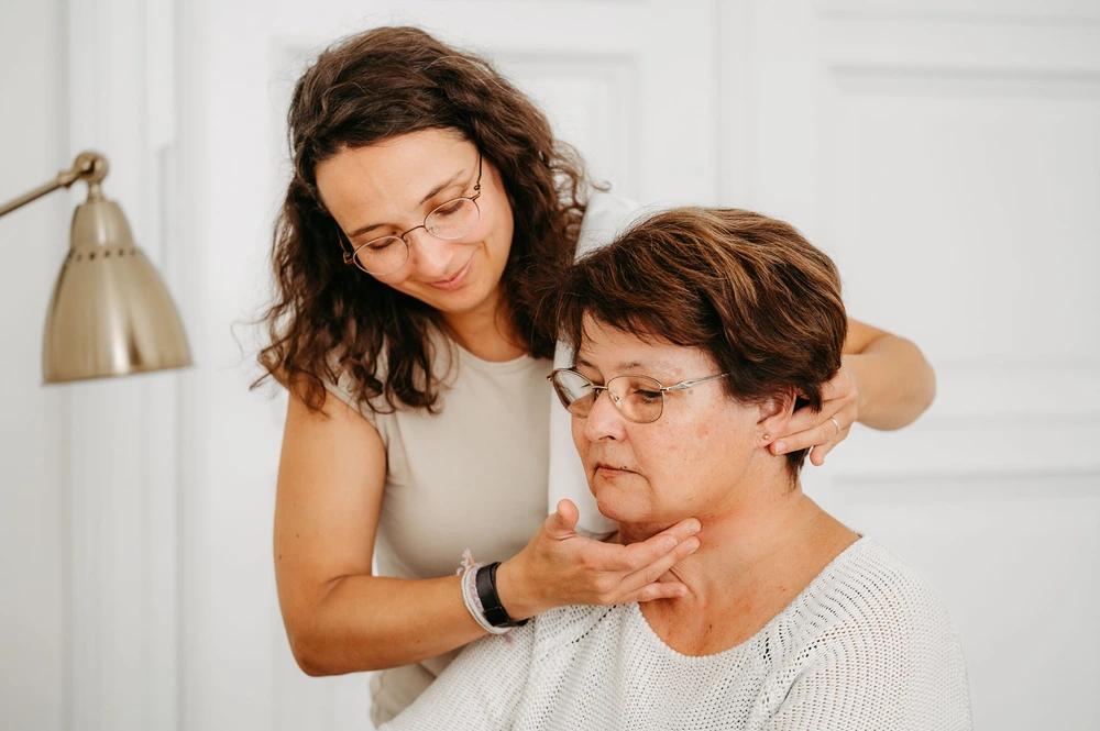 Ingrid Fankhauser legt manuell Hand am Kopf einer Patientin an